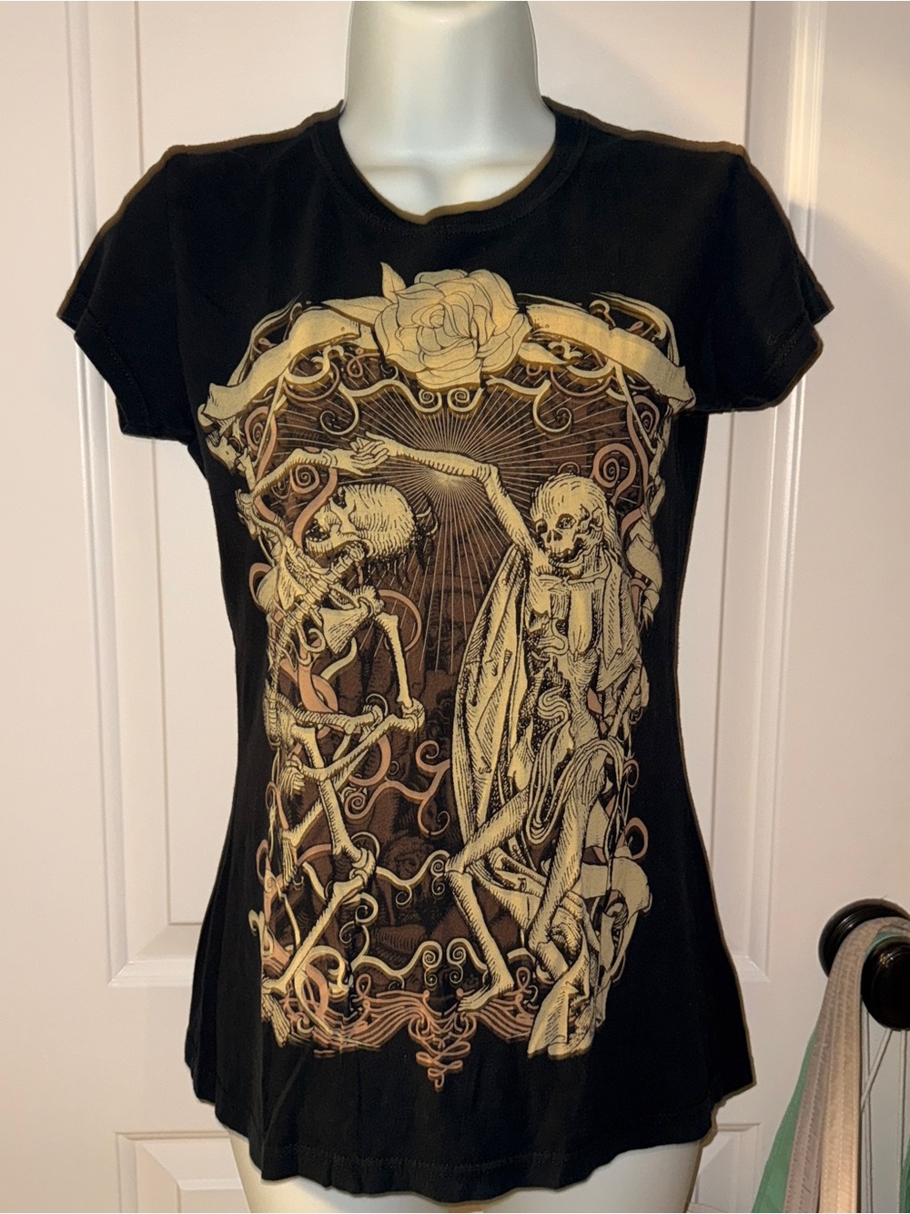 Iron Fist grand Black Graphic Skeleton Motif Short Sleeve Tee- size Small